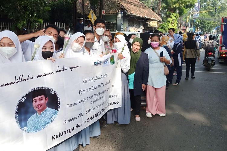 Doa untuk Emmeril Khan Mumtadz atau Eril, putra Gubernur Jawa Barat Ridwan Kamil mengalir dari seluruh kalangan. Tidak terkecuali dari siswa sekolah hingga driver ojek online.