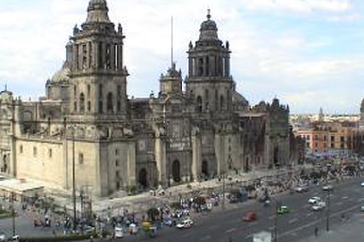 Kota-kota di Meksiko memiliki  zócalo atau alun-alun. Sebuah ruang terbuka, biasanya tidak diprogram dengan ketat. Secara tradisional digunakan sebagai pasar, perayaan, protes, upacara, tempat bersantai, atau bersosialisasi.