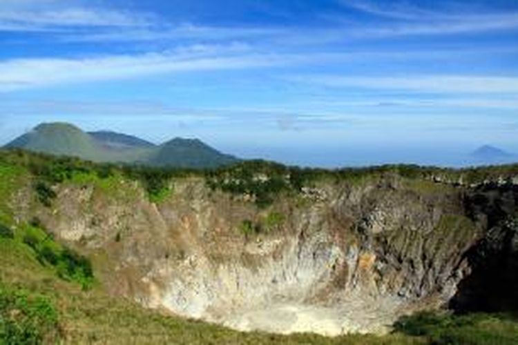Kawah Gunung Api Mahawu di Kota Tomohon, Sulawesi Utara, dengan latar Gunung Api Lokon di kejauhan.