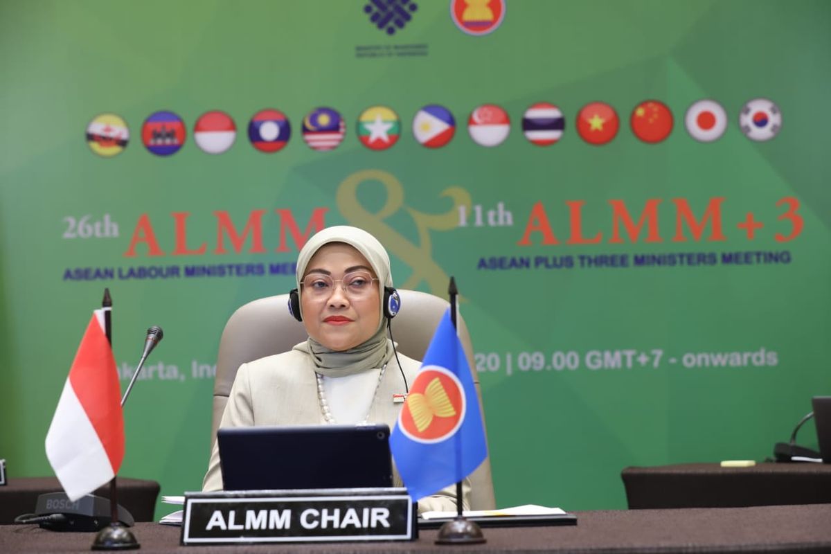 Menaker Ida Fauziyah saat memimpin pertemuan tingkat Menaker se-ASEAN melalui Hybrid virtual meeting di Jakarta, Rabu (28/10/2020).