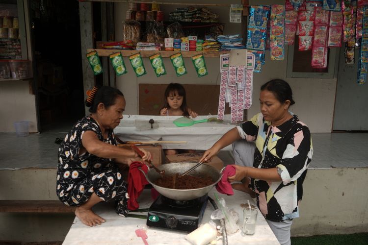 Suami Meninggal di Huntara Padang, Nurmaini Harap Jadup Segara Cair untuk Beli Batu Nisan