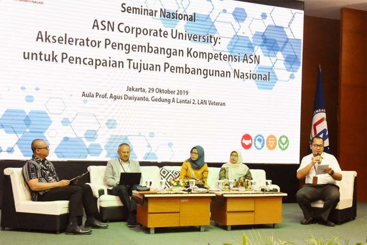 Narasumber menyampaikan materi pada acara ASN Corporate University, Selasa (29/10/2019), di Kantor LAN Veteran.