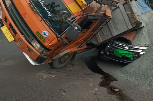 Kecelakaan di Jalan Transyogi Depok, Truk Bermuatan Pasir Oleng dan Timpa Mobil Dinas TNI