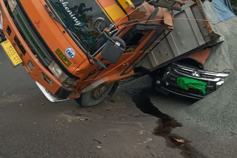 Mobil Tertimpa Truk Bermuatan Pasir di Transyogi Milik Brigadir Jenderal TNI