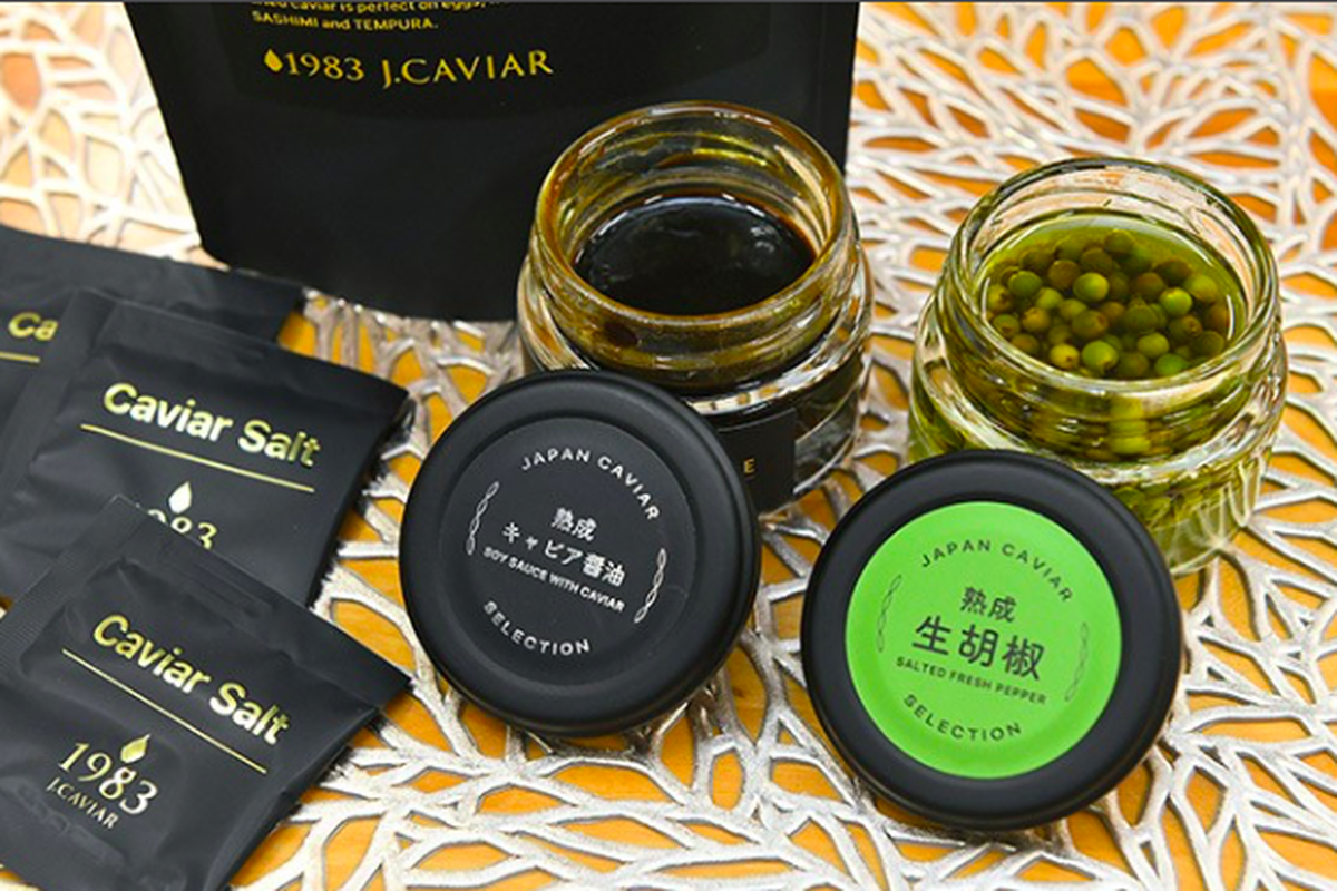 Kecap asin kaviar, garam kaviar dan lada segar asin dengan minyak zaitun dan caviar dari perusahaan asal Jepang, Japan Caviar.