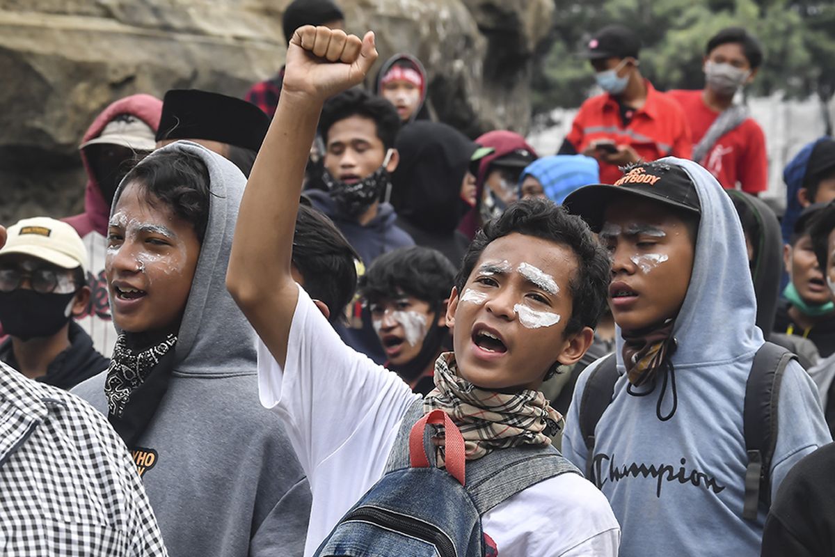 Anak di bawah umur mengikuti aksi tolak UU Cipta Kerja di kawasan Patung Kuda, Jakarta, Selasa (13/10/2020). Aksi menolak UU Cipta Kerja yang awalnya hanya banyak digelar kaum buruh dalam perkembangannya juga diikuti berbagai elemen masyarakat, dari mahasiswa, pelajar, hingga anak-anak di bawah umur.