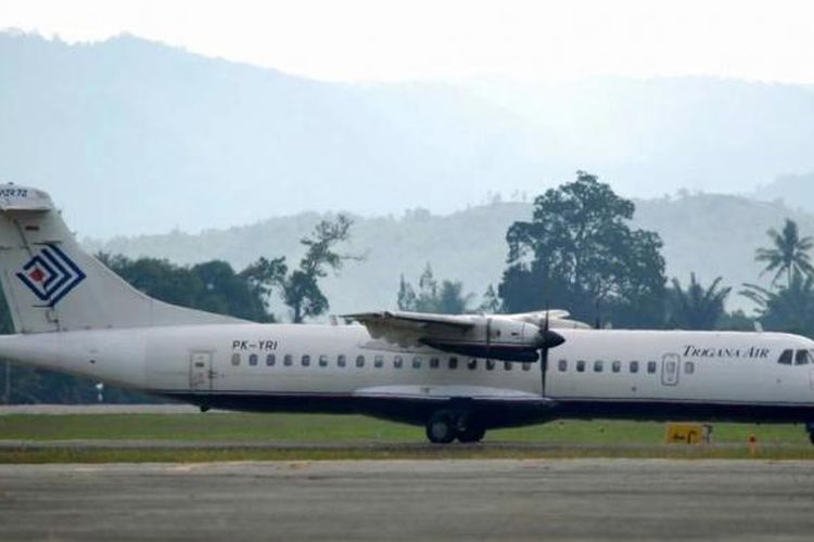 Pesawat penumpang Trigana Air tiba di Bandara Jayapura, 17 Agustus 2015, membawa tim dari BASARNAS untuk proses evakuasi Trigana Air PK-YRN jenis ATR 42 yang jatuh. Sebanyak 5 awak dan 49 penumpang pesawat dilaporkan tewas.