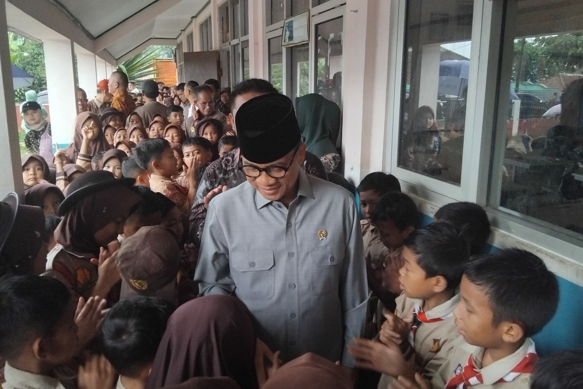 Mendes PDT, Yandri Susanto mengunjungi SDN Sukawangi 1 di Desa Sukawangi, Kecamatan Sukamakmur, Kabupaten Bogor.