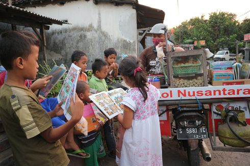 Viral, Penjual Pentol Keliling yang Bawa Buku Bacaan untuk Pelanggan