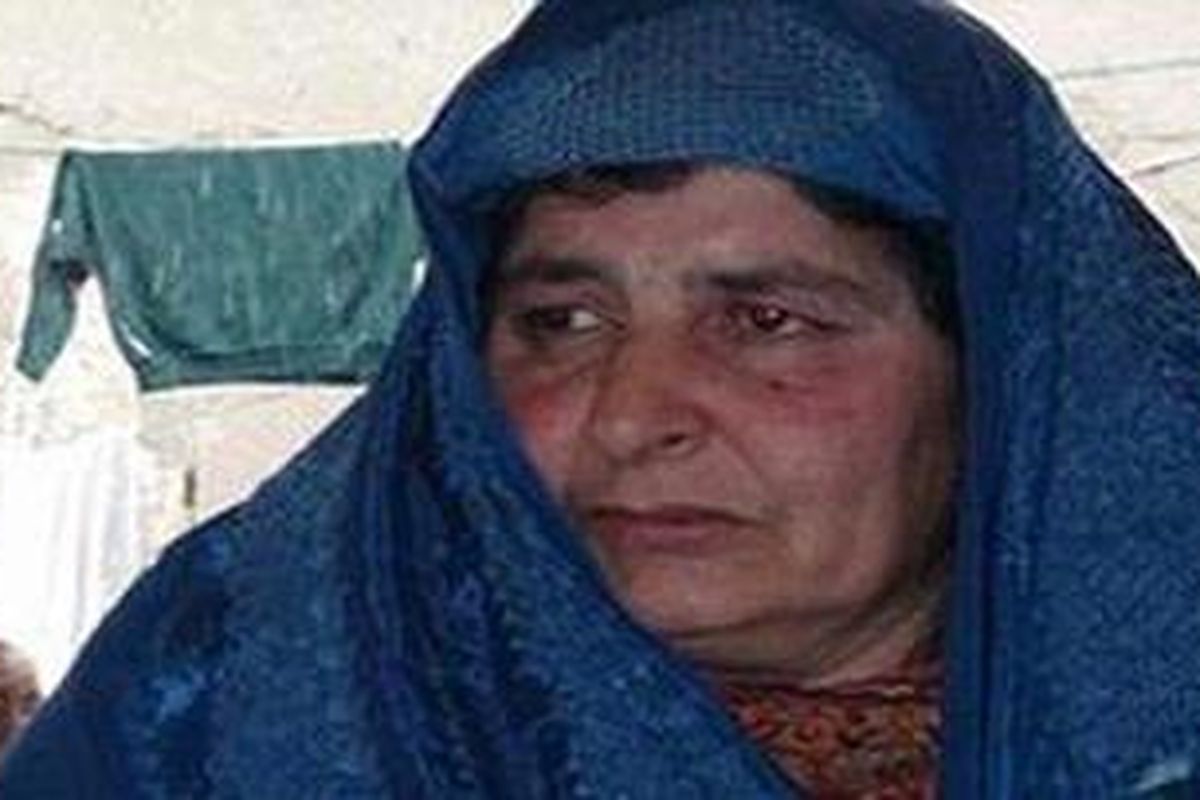 Wali Hazrata diduga telah ikut membunuh menantunya, Storai, hanya karena menantunya melahirkan anak perempuan lagi, sementara putra Hazrata yang adalah suami Storai mengharapkan kelahiran anak laki-laki. 