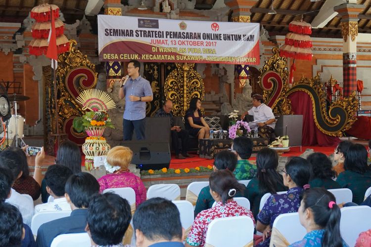 Acara seminar strategi pemasan online untuk UMKM di sentra produk kerajinan perak oleh Kementerian Koperasi dan UKM, di Kecamatan Sukawati, Gianyar, Bali, Jumat (13/10/2017).