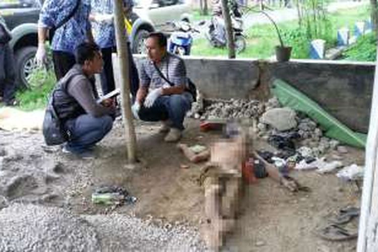 Foto : Anggota Polres Ponorogo sementara mengidentifikasi pria gelandangan yang ditemukan tewas di teras warung makan milik Slamet di Desa Kepuhrubuh, Kecamatan Siman, Kabupaten Ponorogo, Selasa (17/1/2017). (AKP Sudarmanto) 