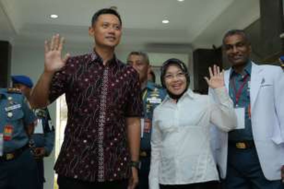 Pasangan bakal calon gubernur dan calon wakil gubernur  Agus Harimurti Yudhoyono-Sylviana Murni, usai menjalani cek kesehatan di Rumah Sakit Angkatan Laut Mintoharjo, Jakarta, Sabtu (24/9/2016). Hari ini ketiga pasangan bakal calon gubernur dan calon wakil gubernur menjalani pemeriksaan kesehatan, sebagai salah satu syarat mengikuti Pilkada DKI Jakarta 2017.