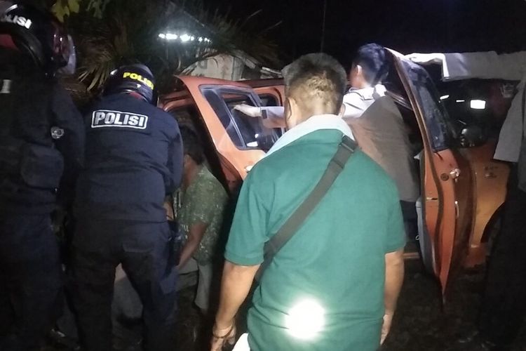 Foto-foto: Petugas Unit Laka Lantas Polresta Tasikmalayai, PMI dan masyarakat sedang mengevakuasi para korban yang terjepit di mobil swift usai tertabrak KA Serayu jurusan Pasar Senen-Purwokerto di perlintasan rel tanpa palang pintu Parakannyasag, Indihiang, Kota Tasikmalaya, Jawa Barat, Senin (13/11/2022) pagi.