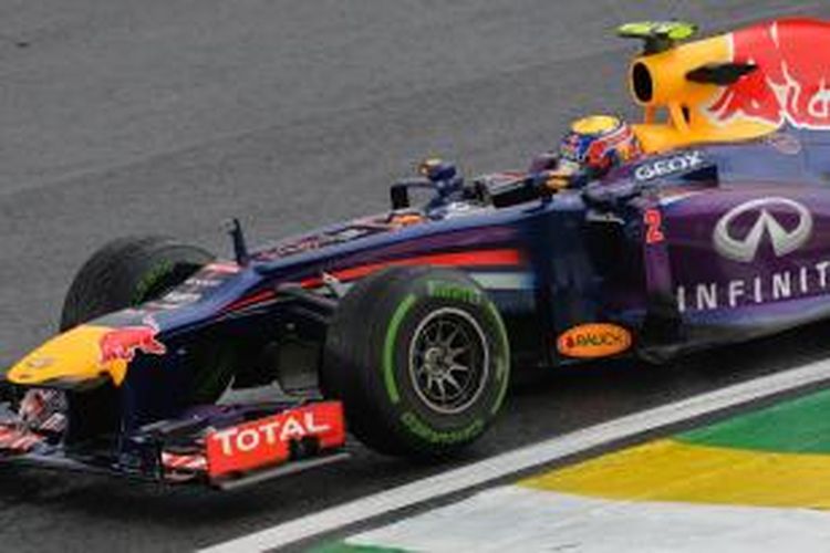 Pebalap Red Bull Racing asal Australia, Mark Weber mengendari mobilnya di Sirkuit Interlagos, Sao Paulo pada sesi latilhan bebas kedua GP Brasil, Jumat (22/11/2013).