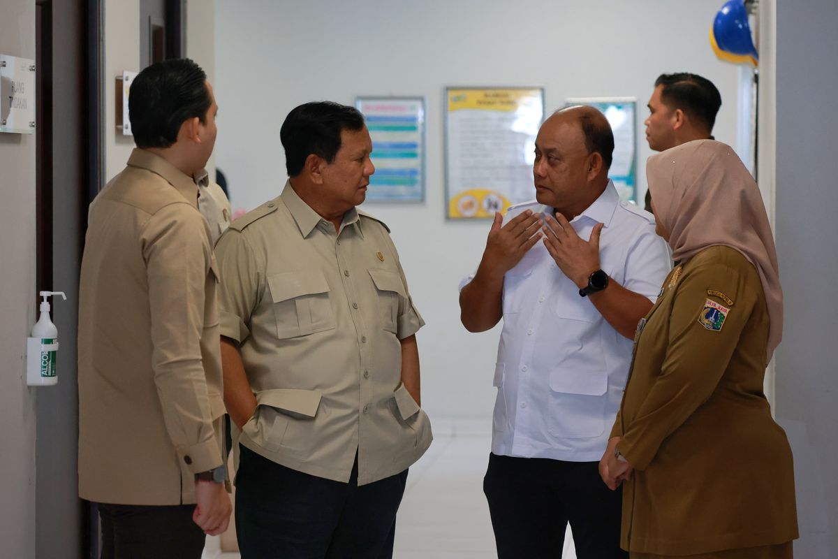Presiden RI Prabowo Subianto bersama Kepala BGN Dadan Hindayana di RS Koja, Jakarta Utara, Selasa (16/12/2025).