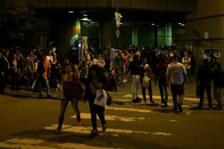 Pada Senin (2/12/2013) malam, Venezuela gelap gulita setelah aliran listrik di hampir seluruh wilayah negeri itu, termasuk di ibu kota Caracas, padam selama sekitar 10 menit.