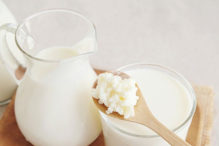 Kefir adalah minuman susu fermentasi yang mengandung hingga 61 jenis probiotik yang menyehatkan usus. Ini termasuk minuman untuk diet yang menyehatkan dan baik dikonsumsi.