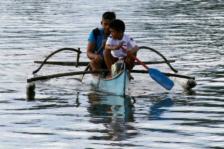 Dua pelajar SD dan SMP di pulau Batuwingkung, Kabupaten Sangihe, Sulawesi Utara ini harus mendayung perahu untuk mencapai sekolah mereka.