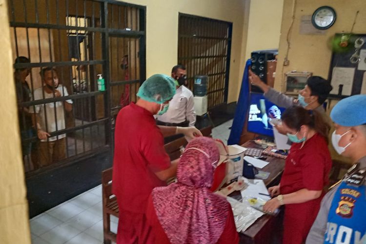 Petugas melakukan tes swab PCR untuk tracing tahanan yang dinyatakan positif Covid-19 di Polres Buleleng.