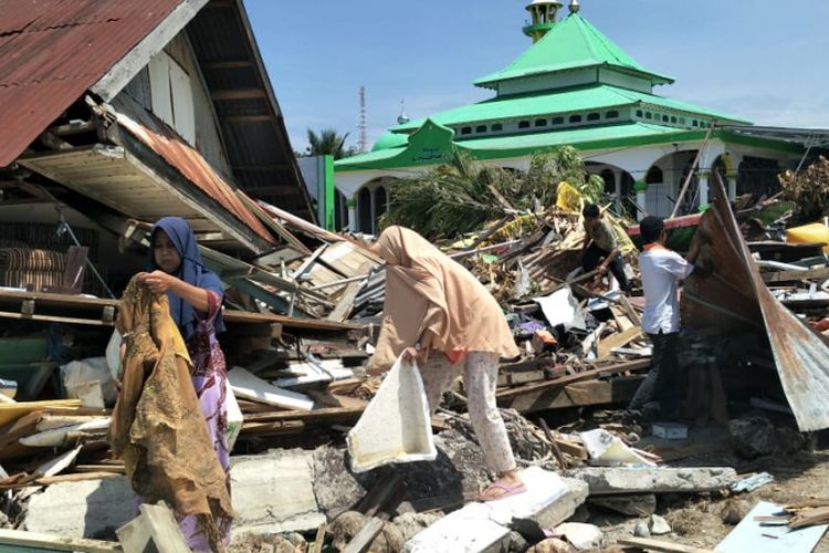 Dampak kerusakan akibat gempa Donggala dan tsunami Palu, Sulawesi Tengah, pada Jumat (28/9/2018), di Pelabuhan Wani 2, Kecamatan Tanatopea, Kabupaten Donggala, Sulawesi Tengah, Selasa (2/10/2018). 