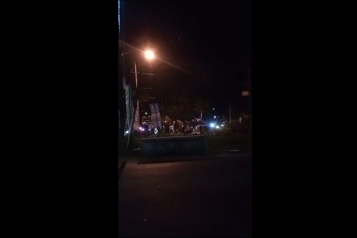 Sebuah video berisi perkelahian antar remaja di ruas jalan raya Madiun - Ponorogo, tepatnya di dekat Terminal Seloaji Ponorogo, Jawa Timur, Sabtu (30/9/23) dini hari viral di media sosial. 