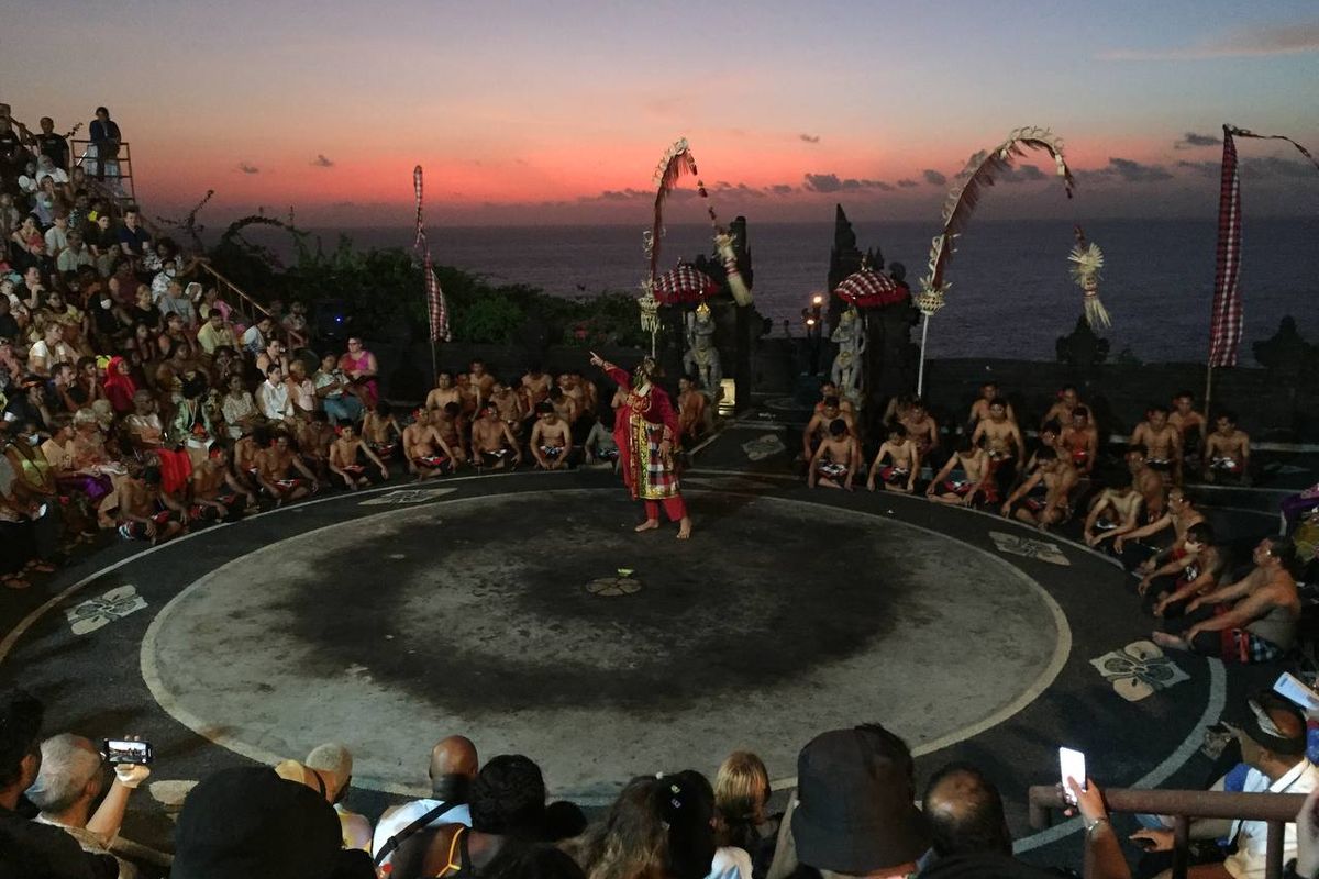 Penampilan Tari Kecak di Uluwatu, Bali