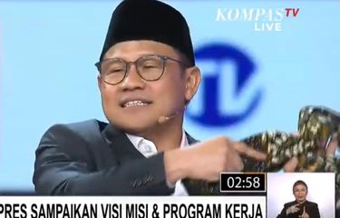 Cawapres nomor urut 1 Muhaimin Iskandar (Cak Imin) slepet sarung di debat cawapres, JCC, Jakarta, Jumat (22/12/2023). 