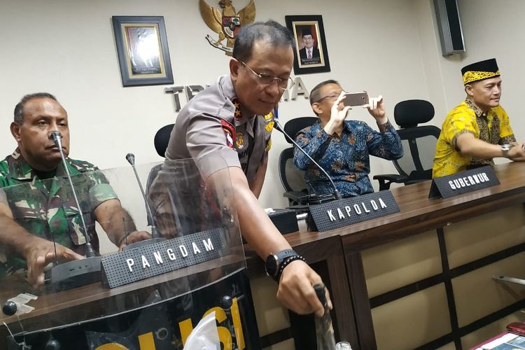 Kapolda Kalbar Irjen Pol Didi Haryono menunjukkan barang bukti senjata api rakitan pelaku rusuh di Perempatan Jalan Tanjung Raya I, Kecamatan Pontianak Timur, Kota Pontianak, Kalimantan Barat, Kamis (23/5/2019)