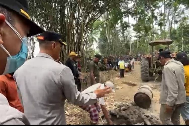 Sepekan Blokade Jalan Perkebunan, 2 Warga Lumajang Ditangkap Polisi