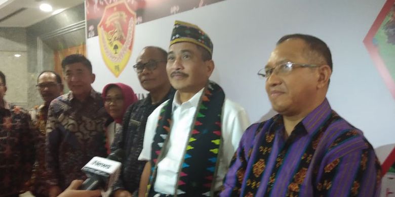 Menteri Pariwisata Arief Yahya (mengenakan busana daerah Kabupaten Manggarai, NTT) bersama Kepala Dinas Pariwisata Provinsi NTT Marius Ardu Jelamu (kanan) di Kementerian Pariwisata, Jakarta, Kamis (7/6/2018). 
