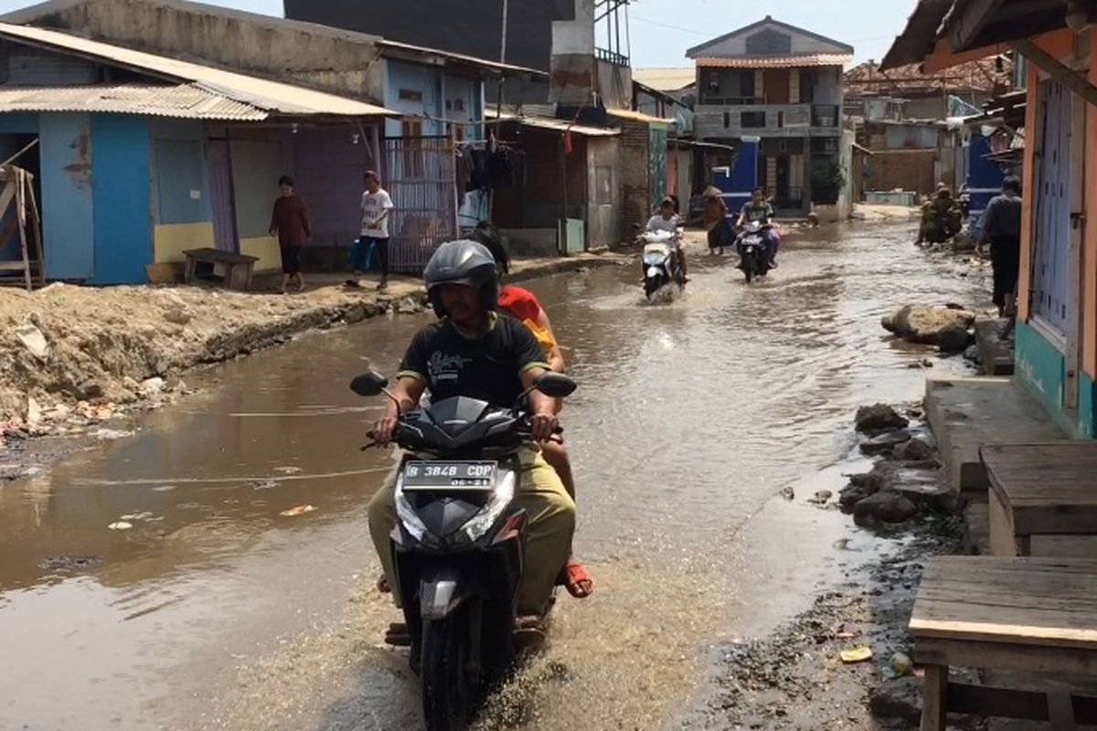 Genangan di kawasan Dadap Cheng In, Tangerang, Senin (27/2/2017).