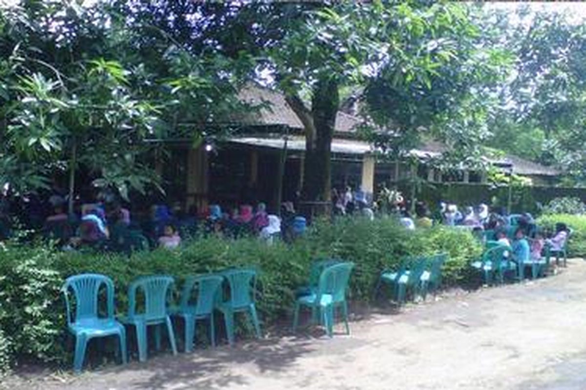 Pihak keluarga korban kecelakaan maut di Gambir yang tinggal di Jepara, Senin (23/1/2012), meminta pemerintah atau rumah sakit meringankan atau membebaskan biaya perawatan dan pengiriman jenazah dari Jakarta ke Jepara. Selain empat tewas, empat lagi kerabat mereka masih dirawat di RSPAD Jakarta.