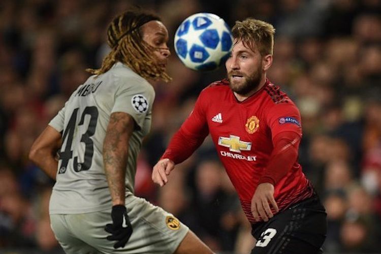 Kevin Mbabu menghalangi laju Luke Shaw dalam pertandingan Manchester United vs Young Boys di Stadion Old Trafford dalam lanjutan Liga Champions, 27 November 2018. 