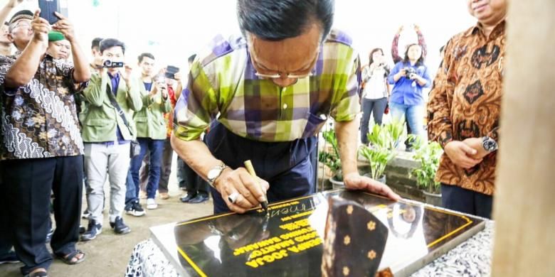 Sri Sultan HB X menandatangani prasasti Napak tilas Peringatan Gempa Yogyakarta di pinggir pertemuan sungai Opak dan sungai Oya Desa Srihardono, Kecamatan Pundong, Kabupaten Bantul