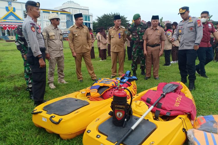 Bupati Dompu Kader Jaelani saat mengecek kesiapan peralatan tanggap darurat bencana alam, Senin (7/11/2022).