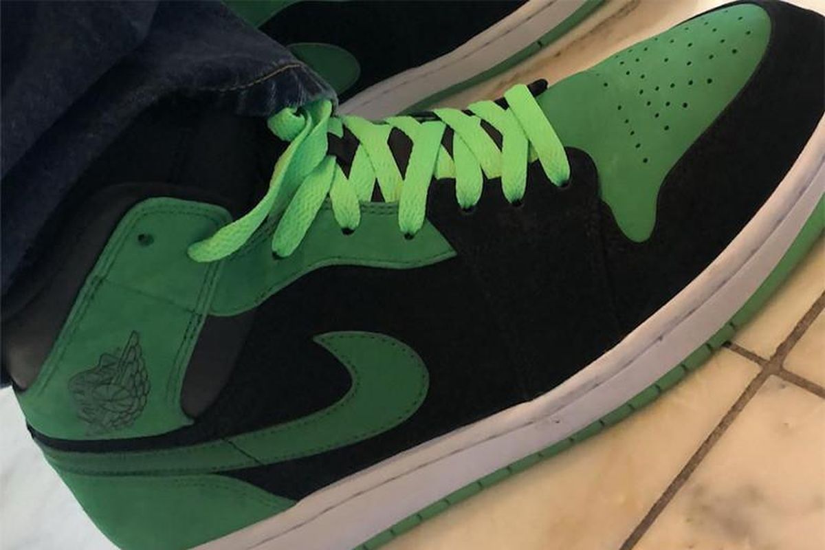 Air Jordan 1 Xbox dilengkapi dengan tali sepatu dan outsole glow in the dark.