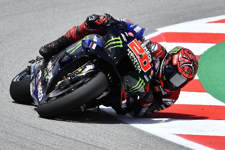 Yamaha French rider Fabio Quartararo competes during the MotoGP fourth free practice session of the Moto Grand Prix de Catalunya at the Circuit de Catalunya on June 4, 2022 in Montmelo on the outskirts of Barcelona. (Photo by Pau BARRENA / AFP)