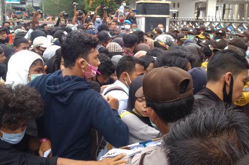 Demo Tolak UU Cipta Kerja di Pematangsiantar Ricuh, Mahasiswa dan Polisi Terluka