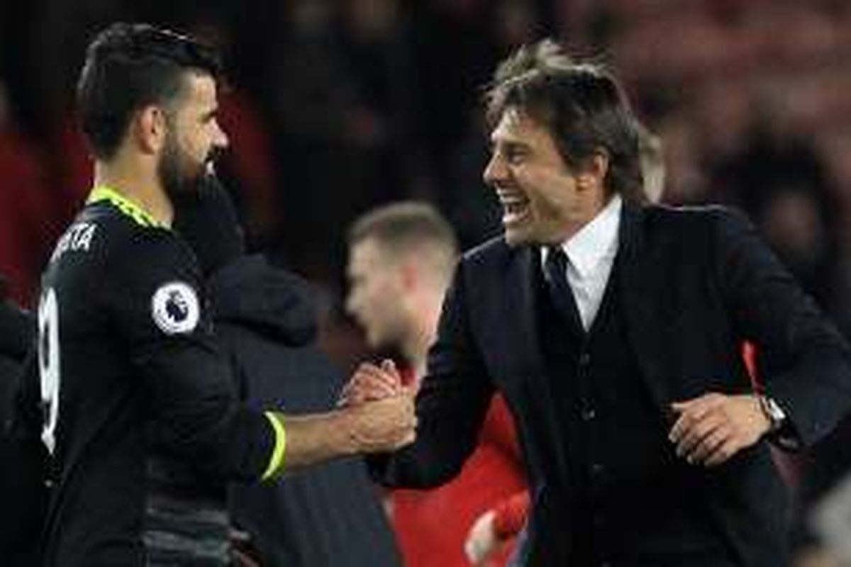 Manajer Chelsea, Antonio Conte (kanan), bersalaman dengan pemainnya, Diego Costa, seusai menang 1-0 atas Middlesbrough dalam laga Premier League, di Stadion Riverside, Minggu (20/11/2016).