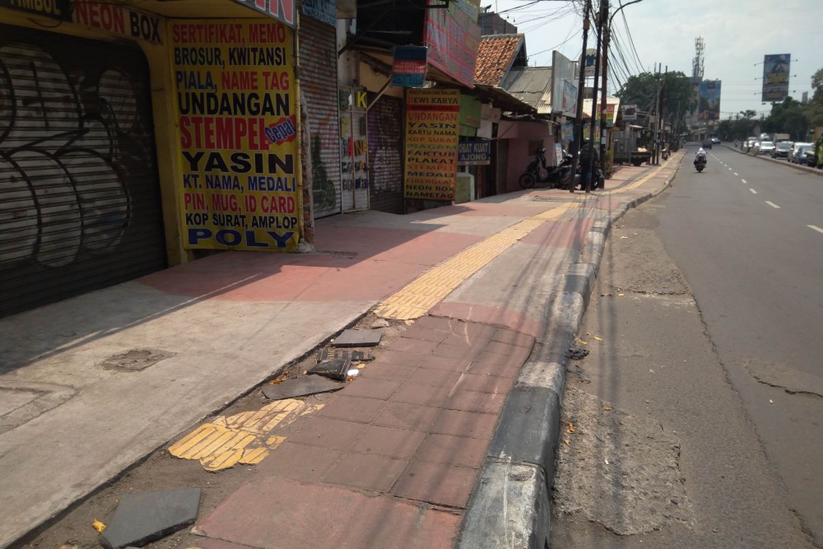 Kondisi trotoar di jalan Dewi Sartika, Cawang, Jumat (8/12/2017)