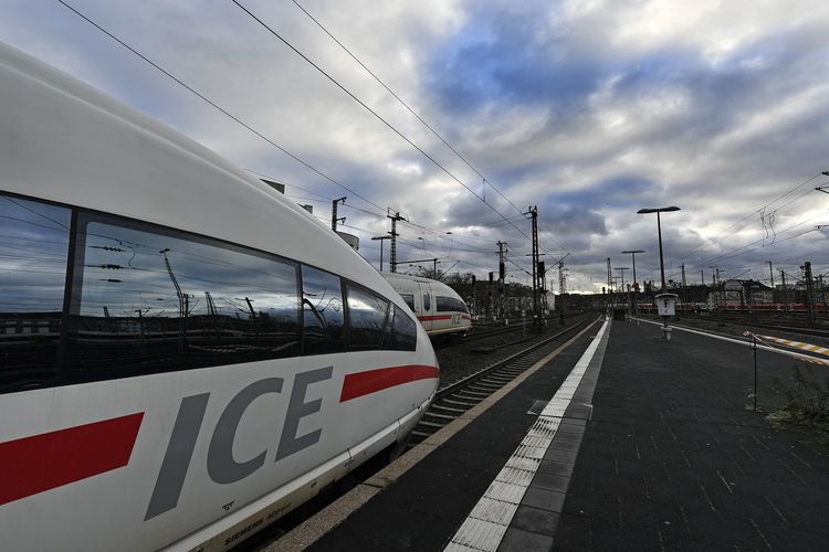 Kereta cepat ICE Jerman saat berhenti di stasiun utama Duesseldorf, Kamis (18/1/2018).