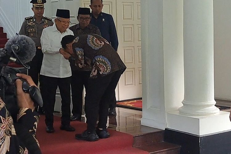 Calon wakil presiden terpilih Gibran Rakabuming Raka mencium tangan Wakil Presiden Ma'ruf Amin saat bertemu Rumah Dinas Wapres, Jalan Diponegoro, Jakarta, Rabu (24/4/2024) sore.