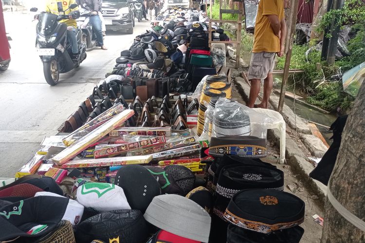 Penjualan Kopiah di Samarinda Meningkat Jelang Lebaran, Songkok Bugis Paling Diburu
