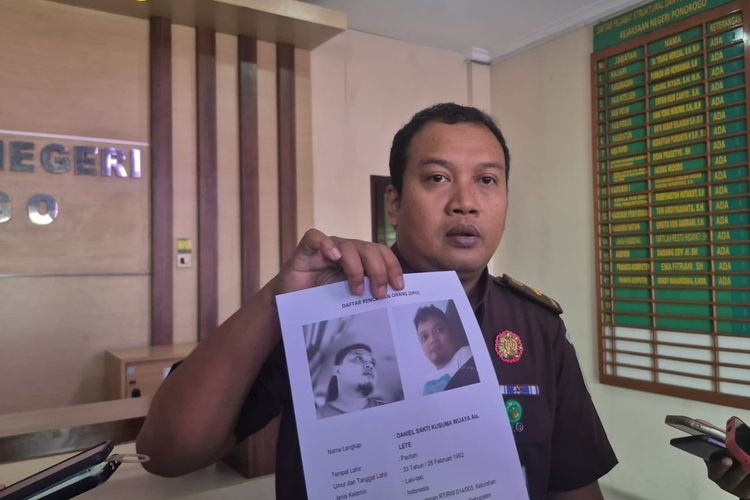 Kasie Intelejen Kejari Ponorogo, Agung Riyadi memperlihatkan identitas tersangka DSKW alias LETE menjadi Dalam Pencarian Orang (DPO) dalam kasus kredit fiktif di salah satu bank plat merah di Ponorogo. Lete ditetapkan sebagai DPO setelah dilakukan pemanggilan 3 kali oleh petugas Kejari Ponorogo namun yang bersangkutan tidak pernah datang.