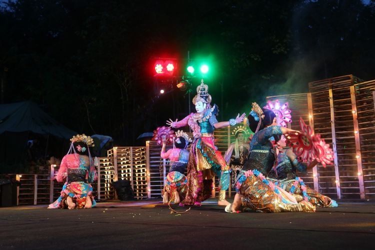 Seniman tari Didik Nini Thowok membawakan tari Ardhanareshvara di rangkaian tari pembukaan Kulon Progo Festival (KulFest) yang digelar di Bendung Khayangan, Kulon Progo, Daerah Istimewa Yogyakarta , Jumat (24/11/2017).