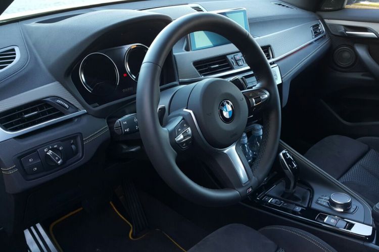 Ruang kemudi BMW X2 M Sport yang memanjakan pengendara dengan beragam fitur seperti head up display, intelligent voice control, iDrive dengan layar sentuh 8,8 inci.