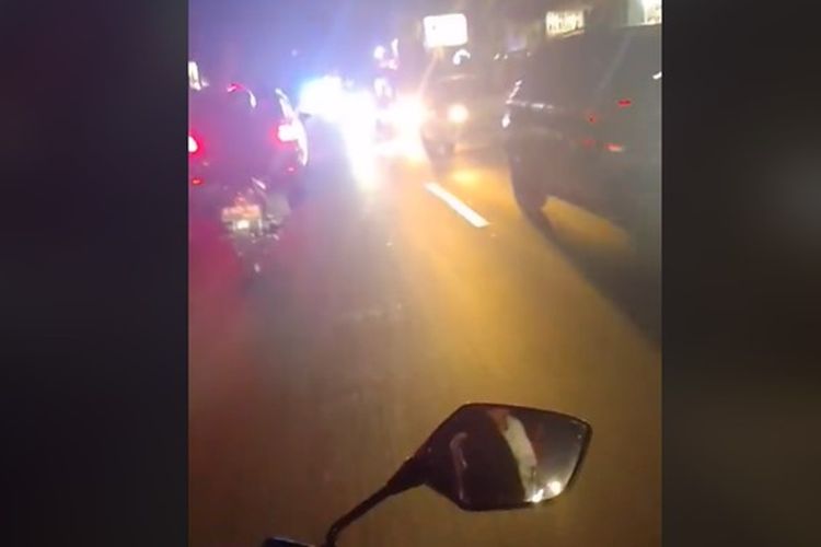 Video viral petugas pengawal pukul ponsel warga yang sedang rekam ambulans hingga jatuh