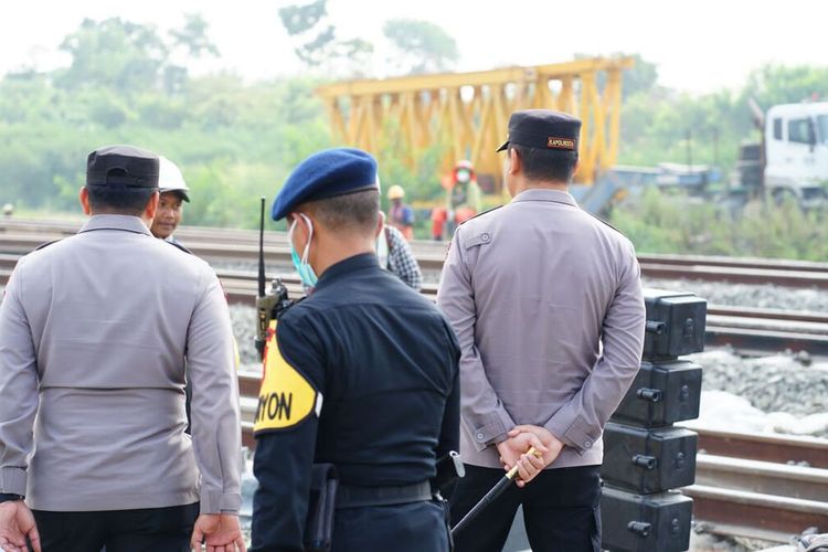 Sejumlah aparat Kepolisian dari Polresta Bandung mengamankan jalannya masa ujicoba proyek Kereta Cepat Jakarta-Bandung (KCJB) di Stasiun Tegalluar, Kecamatan Bojongsoang, Kabupaten Bandung, Jawa Barat