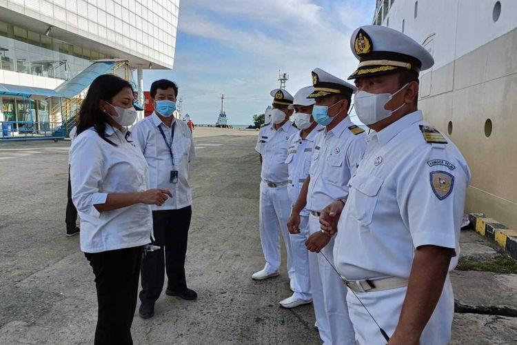 Dirut Pelni, Tri Andayani memantau arus mudik di Pelabuhan Semayang, Balikpapan